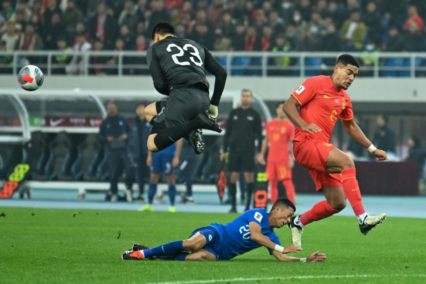 足球盛事中球员们奋力争取出色表现(这场足球赛的胜败关键是队员们的齐心协力)