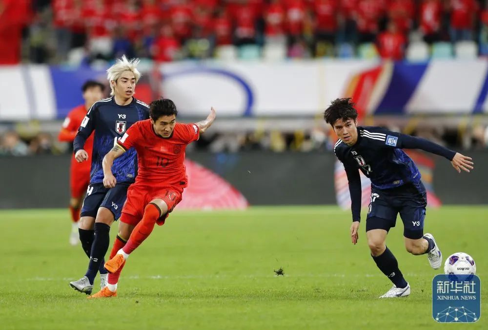 足球盛事中球员们奋力争取出色表现(这场足球赛的胜败关键是队员们的齐心协力)