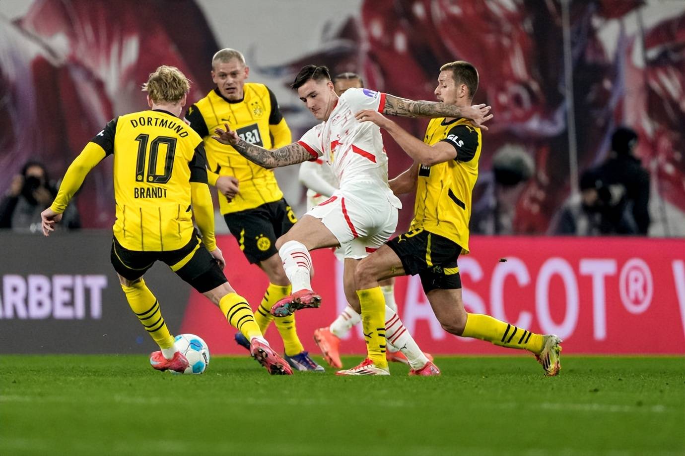 杏彩体育直播-多特蒙德不敌对手，德甲争冠形势岌岌可危(多特蒙德状态火爆锁定德甲半程冠军,全队身价首破5亿)