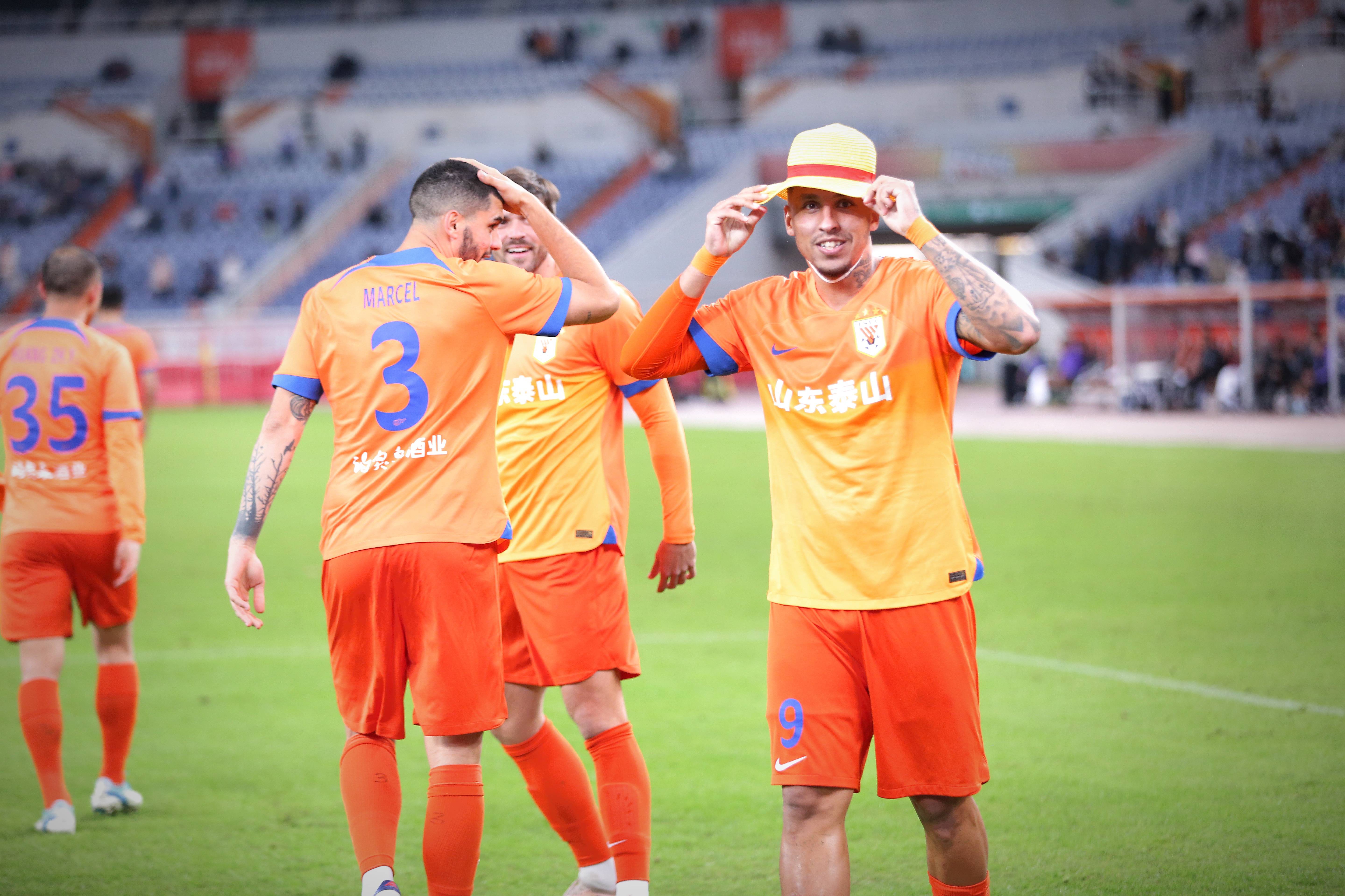 杏彩体育在线-包含山东泰山全场碾压中超，如同剧本杀再现，失误的词条