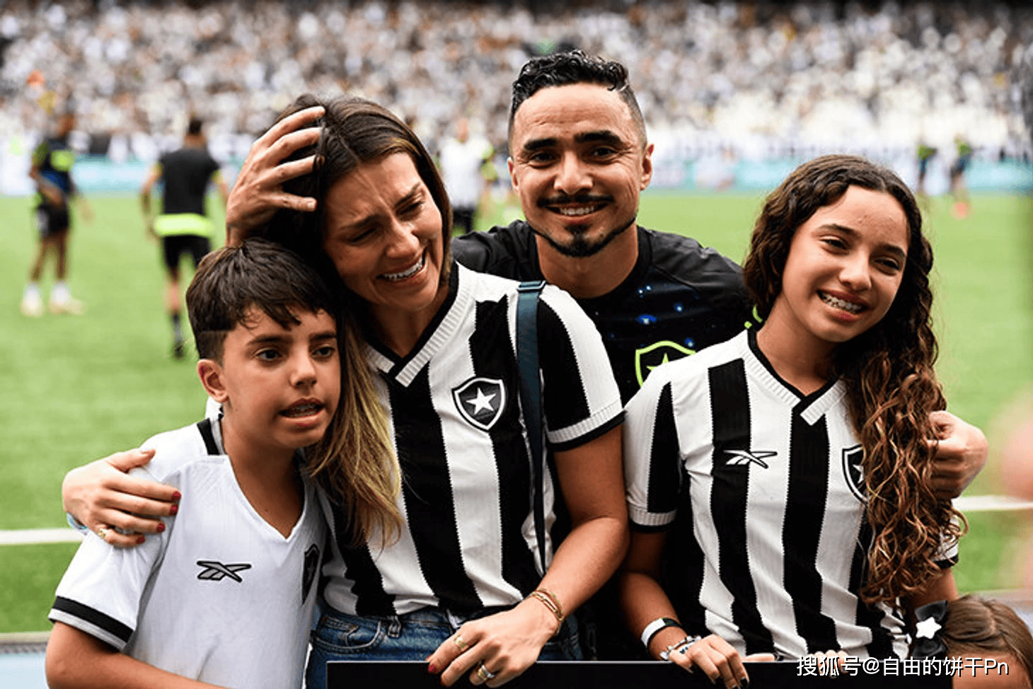 足球明星在社交媒体上分享了他们的日常生活