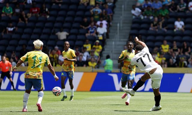 杏彩体育中国官网-多特蒙德客场惊险逆转，豪取三分