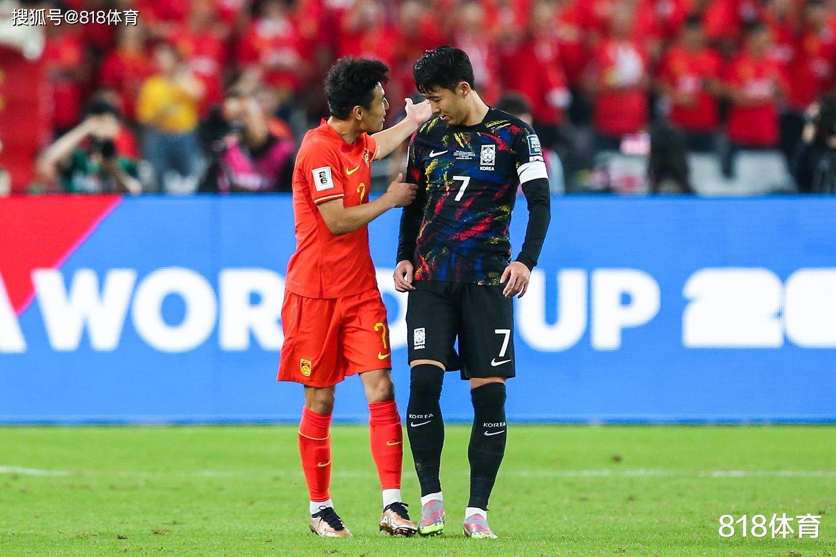 球员踢飞点球，球迷掌声雷动全场