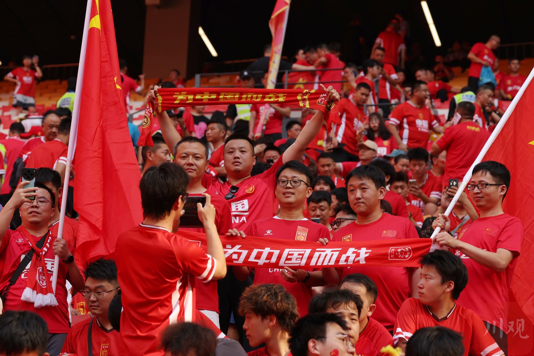 足球赛事激情火爆，中国队取得胜利保送决赛