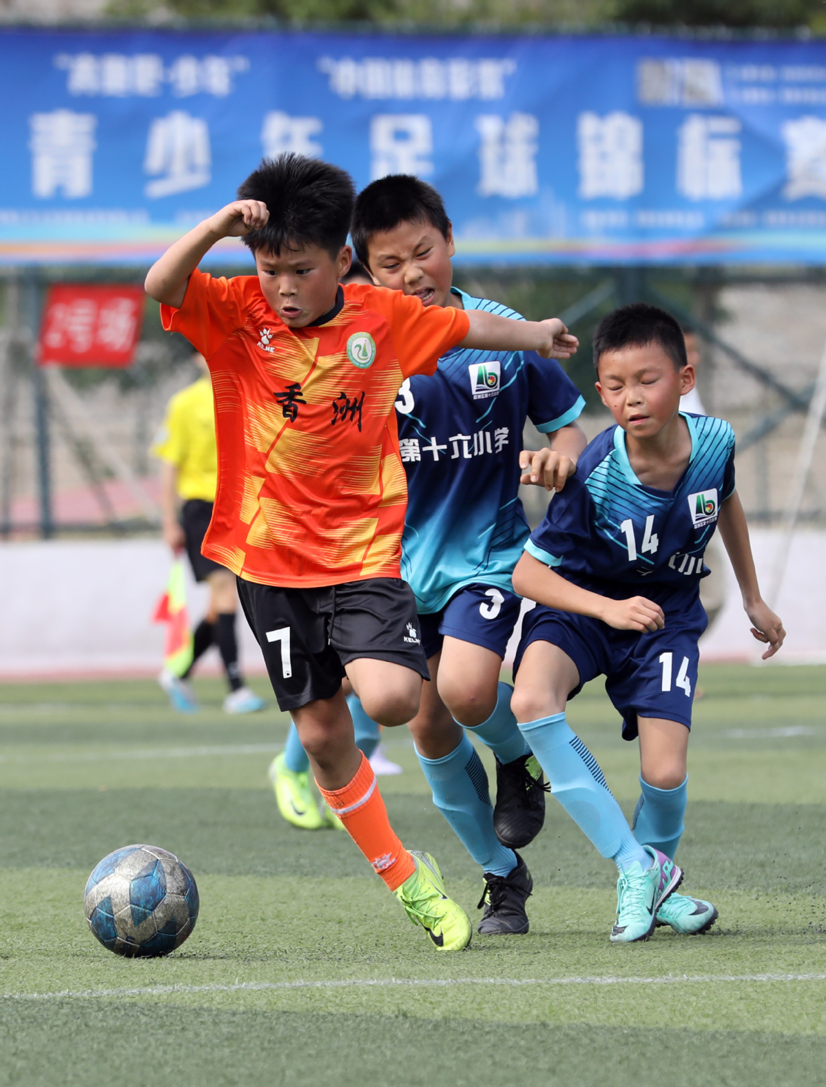 杏彩体育地址-火爆足球对决中球员表现出色，赢得掌声