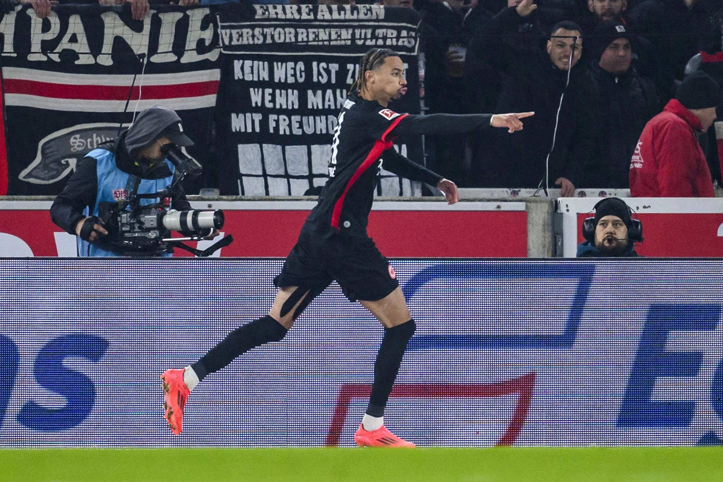 曼联助攻锋线破门,拿下胜利 曼联助攻锋线破门,拿下胜利