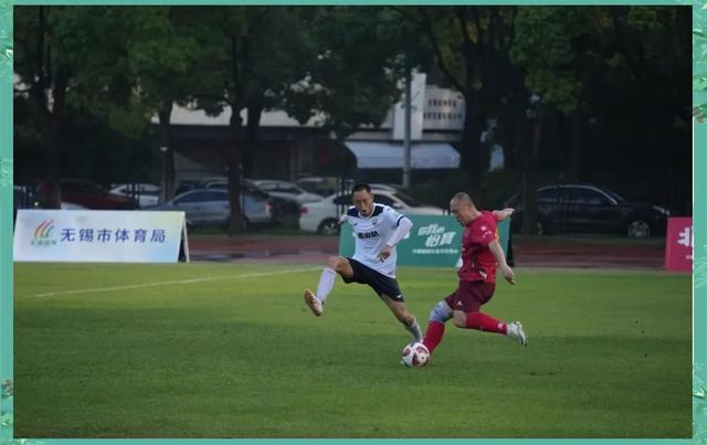 足球場上的激烈對抗，波濤洶湧的熱血時刻