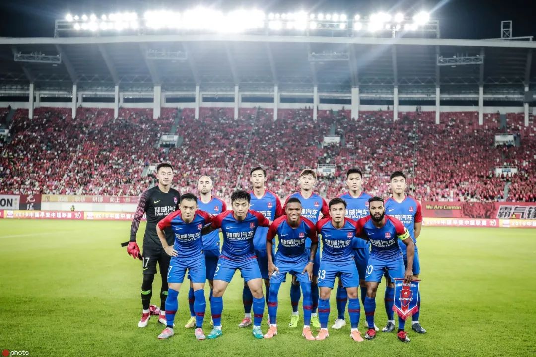 关于广州恒大客场大胜重庆斯威，稳居榜首位置的信息