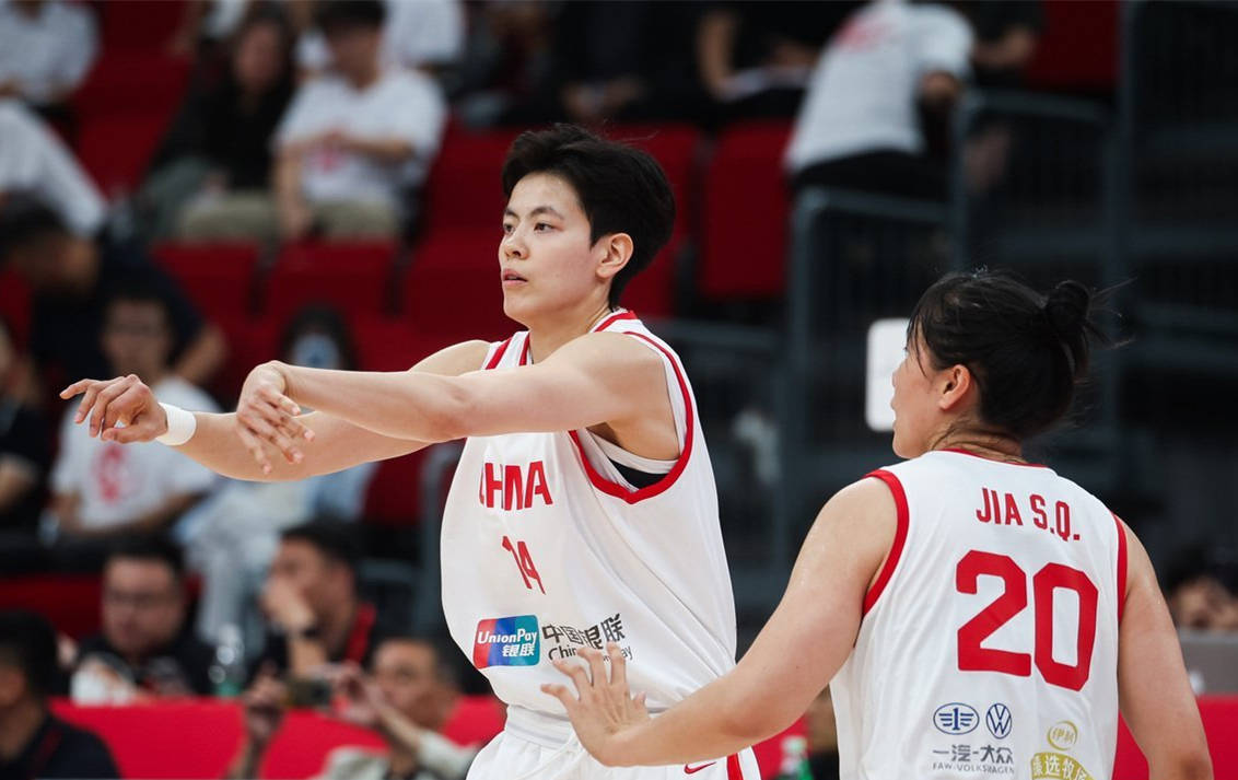 杏彩体育app-关于篮球后卫投篮常规赛获胜，粉丝欢呼不已的信息