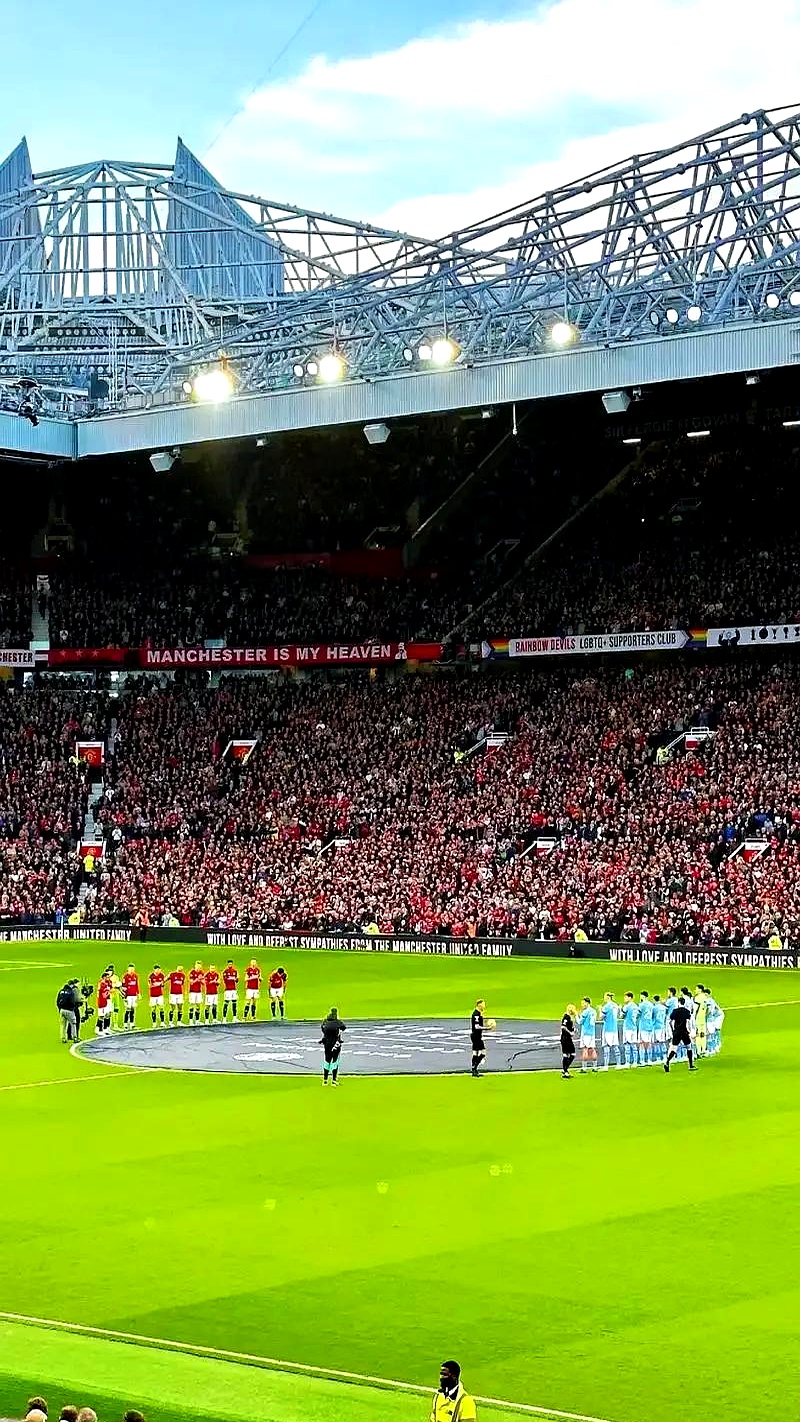 曼联主场大胜,球迷欢呼连连的简单介绍 曼联主场大胜,球迷欢呼连连的简单介绍