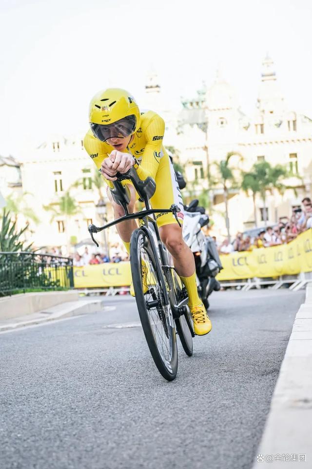 法国选手在自行车比赛中勇夺冠军