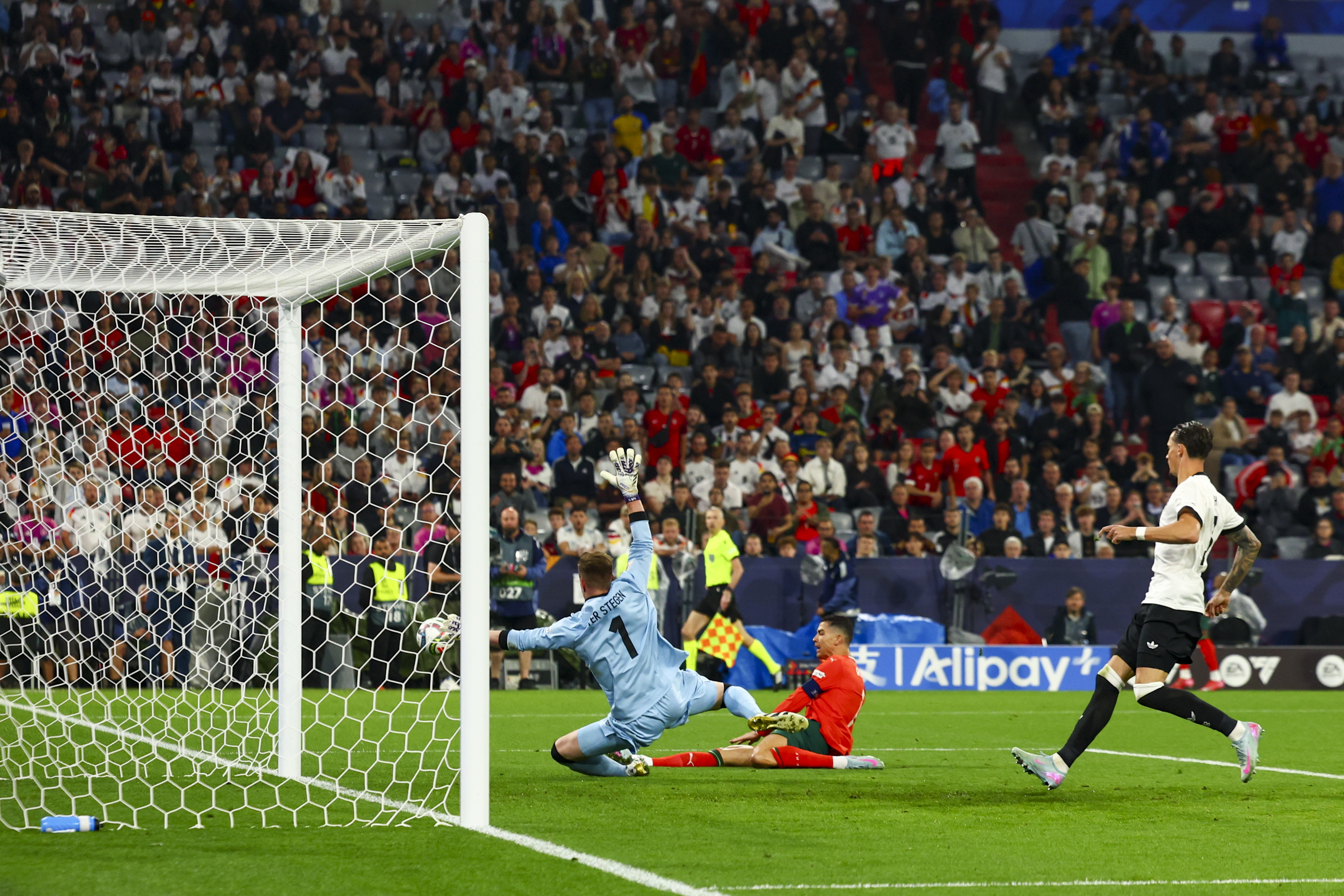 杏彩体育app-葡萄牙力克波兰晋级，波兰队告别欧国联