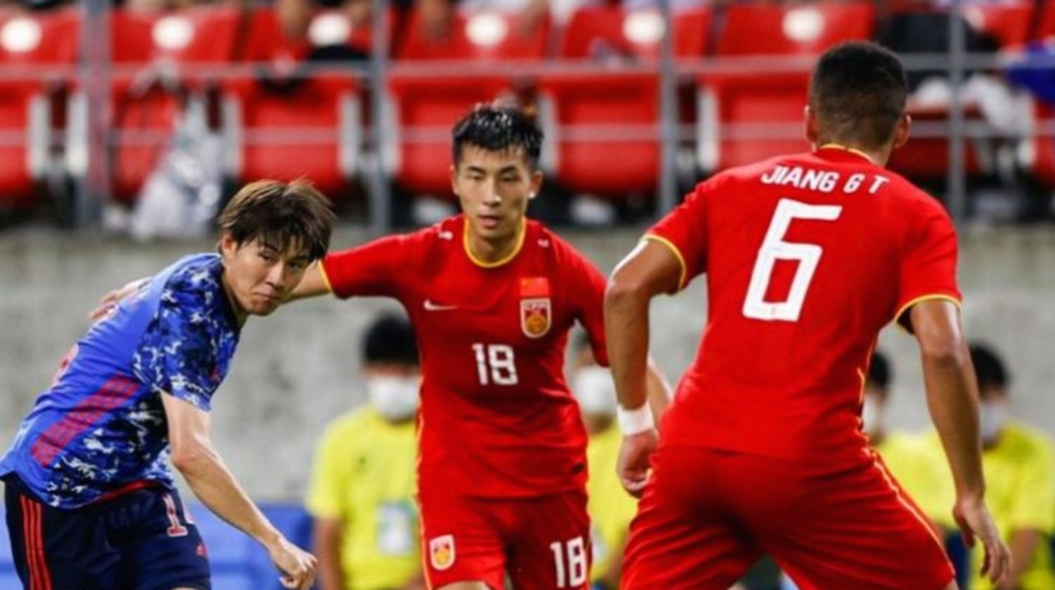 比赛中球员们展现出顽强斗志