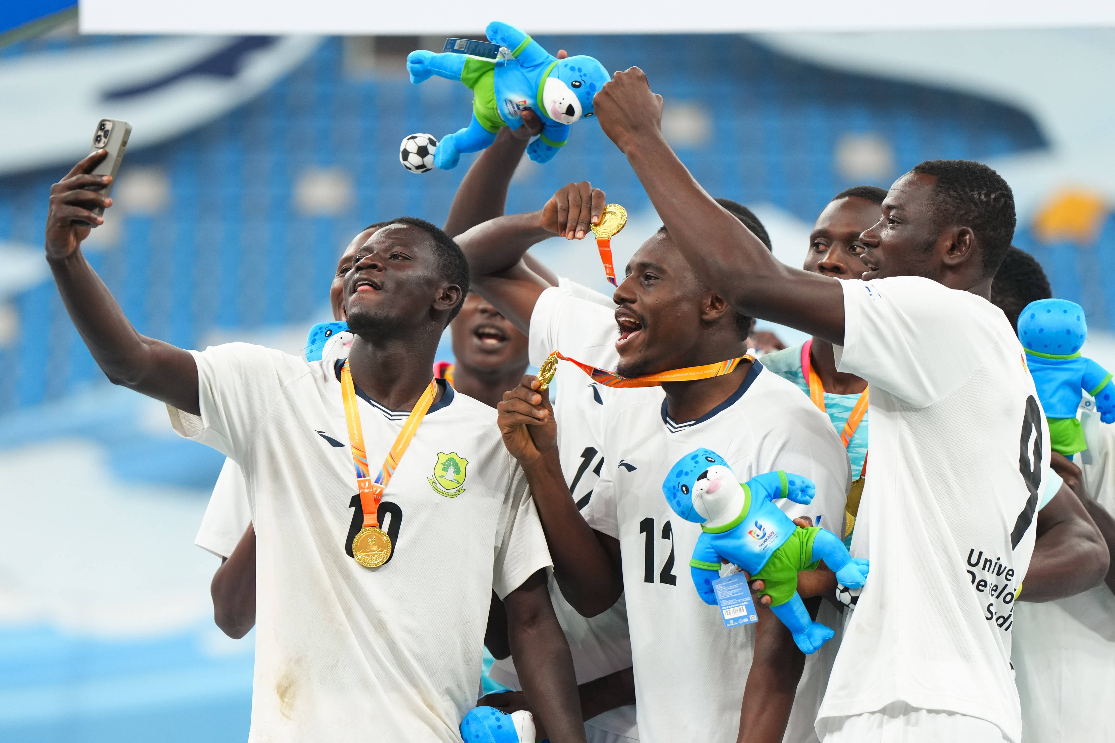 杏彩体育中国官网-足球场上球员技术高超展现实力