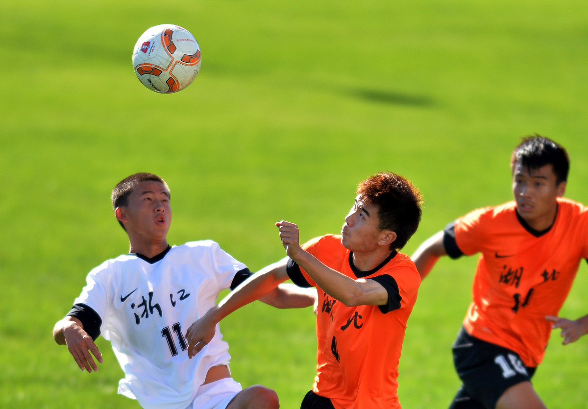 足球场上球员技术高超展现实力