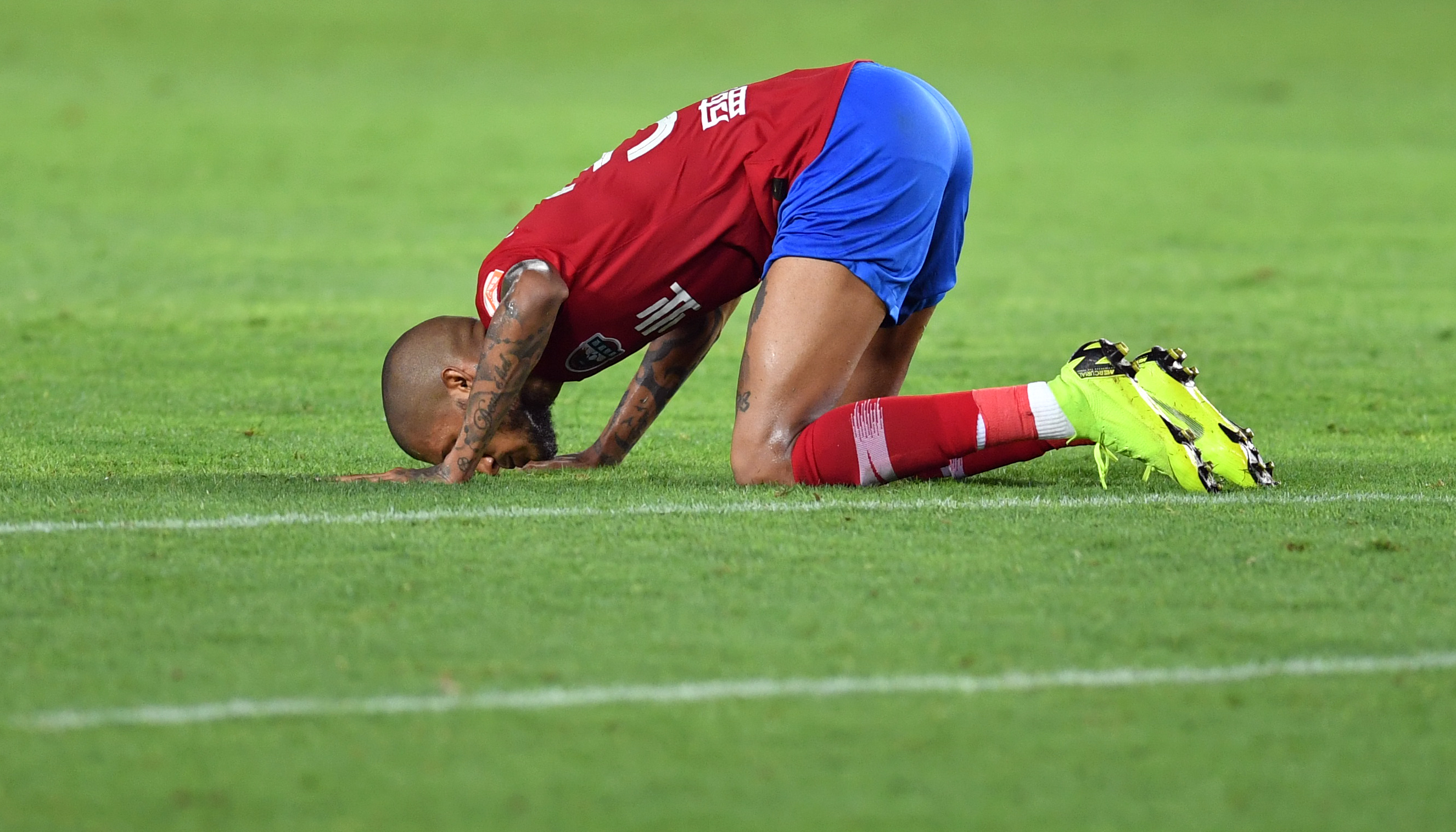 河南建业胜山东泰山，保持不败纪录的简单介绍