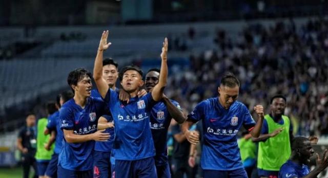 包含申花迎战鲁能：上海蓝白军团力争一战获胜，山东鲁能拼尽全力的词条